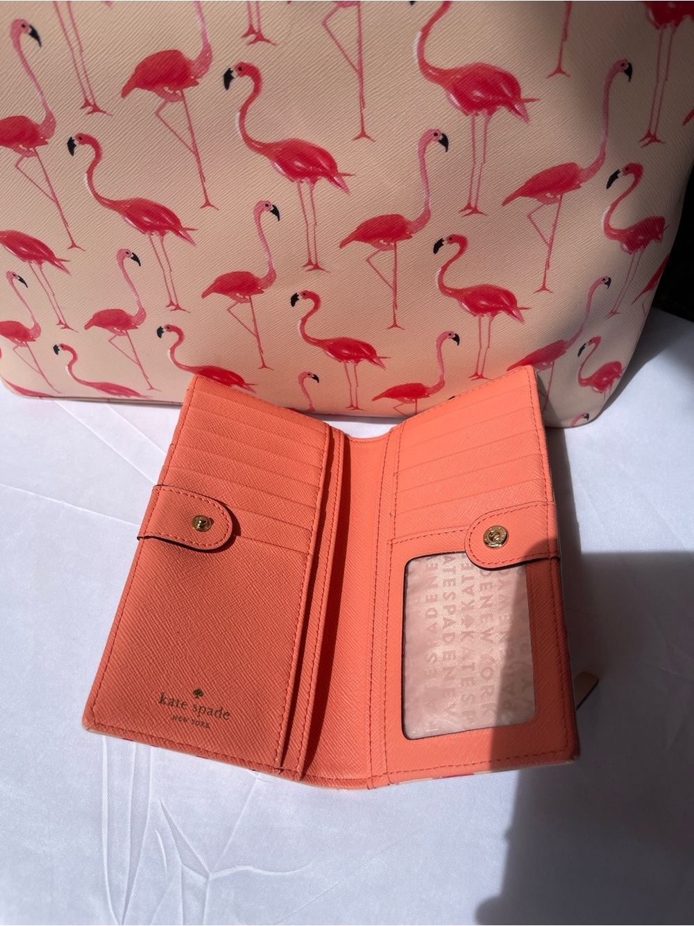 Kate Spade New York
SHORE STREET FESTIVE FLAMINGOS MARGARETA Tote and wallet set - Picture 14 of 16